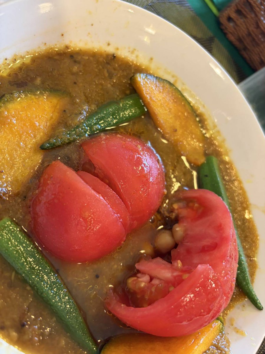 collectea's tweet photo. これく亭では、夏のカレーが始まりました‼️
完熟トマト🍅の丸ごとカレーとナス🍆カレーです。
ナス🍆カレーは、オリーブ油で炒めたナスとりんご人参セロリが溶け込んだスパイシーなソースで煮込んでいます。一度お召し上がりください‼️
来週再来週の定休日　6/9,10,16,17(火水)
営業時間　11:00～15:00 https://t.co/NeppE4zJoX