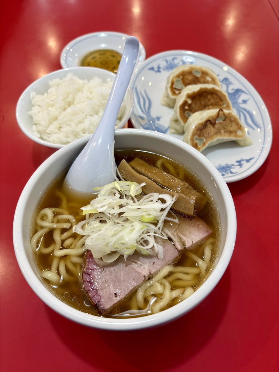 summ9982's tweet photo. ひたちなか市『麺来亭』のラーメンハーフ＆餃子3個＆半ライス！！

久々麺来亭で鉄板のセルフ餃子定食👍

ラーメンと餃子とライスの組み合わせ最高すぎる🍜🥟🍚

昼前でも盛況なようでなにより🙏
スタッフのオペは今日も最高でした👏 https://t.co/uiBbpA1B0k