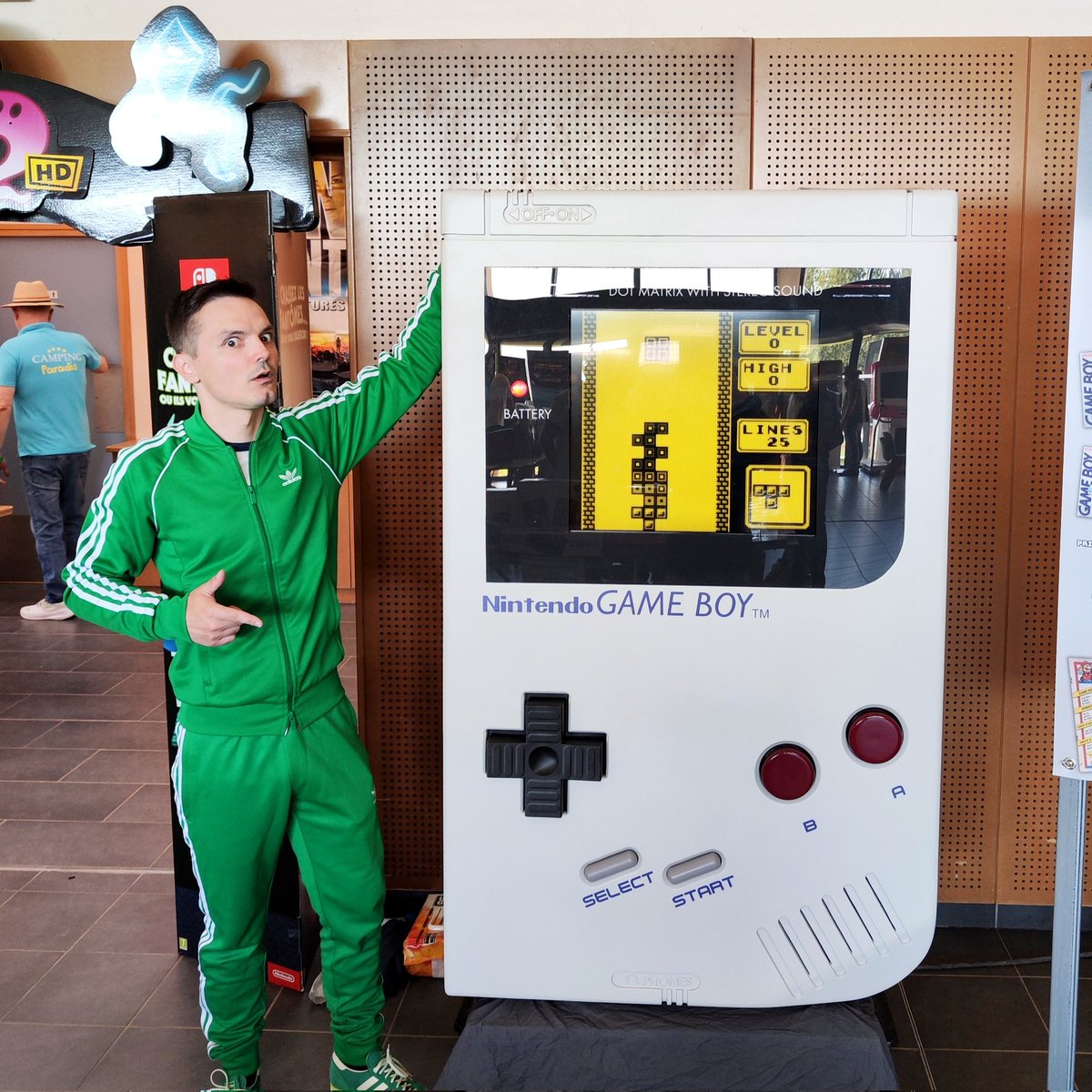 johndostudio's tweet photo. J'ai l'impression que pour son festival l'@adjvgaming a fait les choses en GRAND avec cette #gameboy GEANTE 😱😮👾🕹️

Merci Didier d'avoir ramené cette #GB 100% fonctionnelle pour faire kiffer les visiteurs 🙂‍↕️💚

#retrogaming #gb #adjv https://t.co/tRzedbRJrf