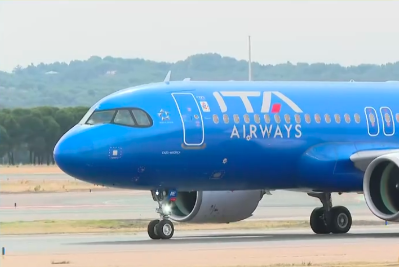 Revista_VN's tweet photo. El avión en el que viaja el Papa acaba de aterrizar.

León XIV ya está en España. https://t.co/F1dB3IMs7D