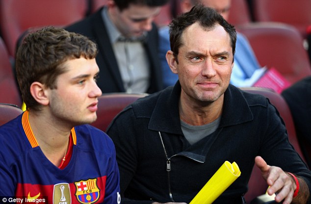 quadern_tactil's tweet photo. El papa bo va venir a Barcelona l'any 2016, va assistir al Camp Nou i va cantar que "tenim un nom que el sap tothom" sense entendre res, per això un camarlenc l'hi va haver de traduir. Nomen habemus et omnes id sciunt.

Visca el papa Pius XIII, sempre. https://t.co/YPai3NsCnG