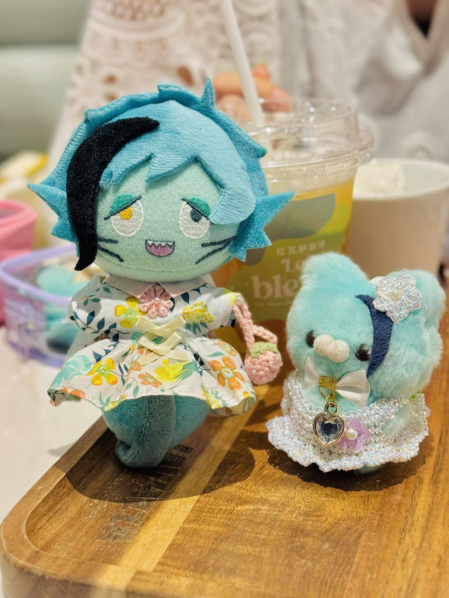 KAOHU_7's tweet photo. そして友達が持ってきてくれた生地も、すごく面白くてかわいい〜！✨
ぬいたちに着てもらえるように、ちゃんとお洋服にします〜！🥹💖

今回の帽子もめちゃくちゃかわいいです✨
@ay2693070611 さん、こんなに素敵な帽子をたくさん作ってくださってありがとうございます！💖 https://t.co/1LmBYJFw35