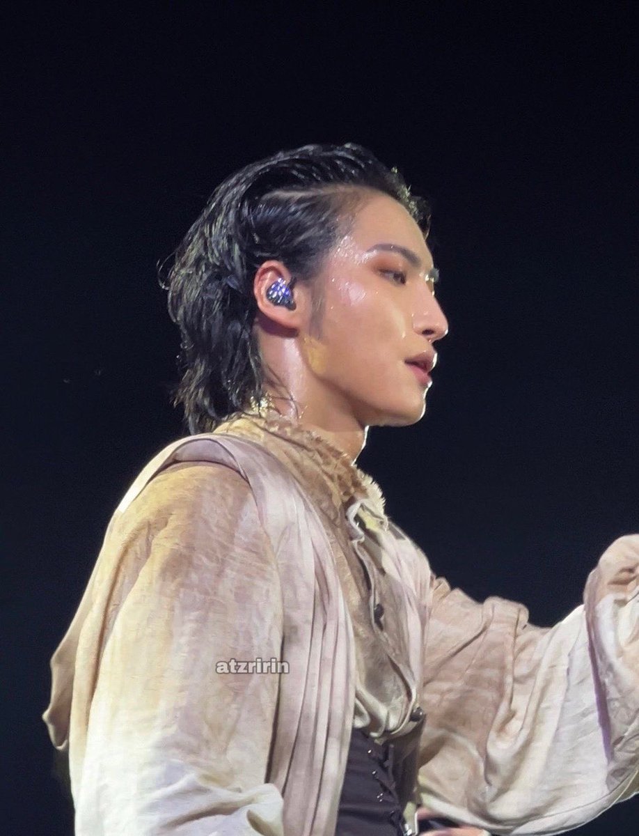 hoejoongie's tweet photo. Pirate SH, who lost his captain to the sea, only to find him years later in the form of a siren. He caught it off guard while climbing onto his ship. They looked so similar. SH crept closer and the siren didn’t move. And there it was, hanging from its neck: HJ’s wedding ring. https://t.co/V5SIkPkfU3