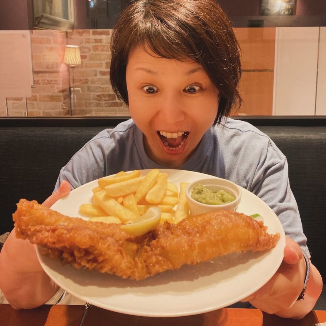 KOIKEJUNKO's tweet photo. 前から気になっていたお店へ！
英国のフィッシュ＆チップス協会認証専門店の名の通り美味かった！身がでかい！そしてふっくら✨
主食がないので痩せちゃう…❤️と言ったらペチャコさんが「でもジャガイモあるし…しかも全部揚げ物」と即否定😂
渋谷西武が閉まる前にもう一度行きたい！ https://t.co/M6ZZEgY0dP