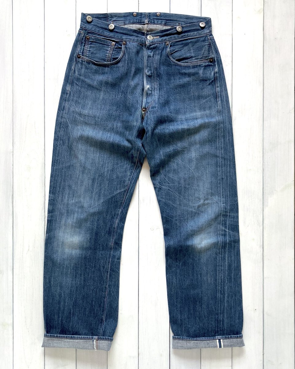 de2m_t's tweet photo. LEVI’S VINTAGE CLOTHINGリーバイスビンテージクロージング 501XX 1890年モデル(2015年 米国製)
乾燥機ジワがキツい2〜3ウォッシュ・アタリなしの状態で入手し、色落ちを上書きすべく着用。サイズが大きめなのでぼんやり気味のヒゲは良いとしても乾燥機ジワというのが手強過ぎて心が折れました。 https://t.co/f7qQvY0Rdi