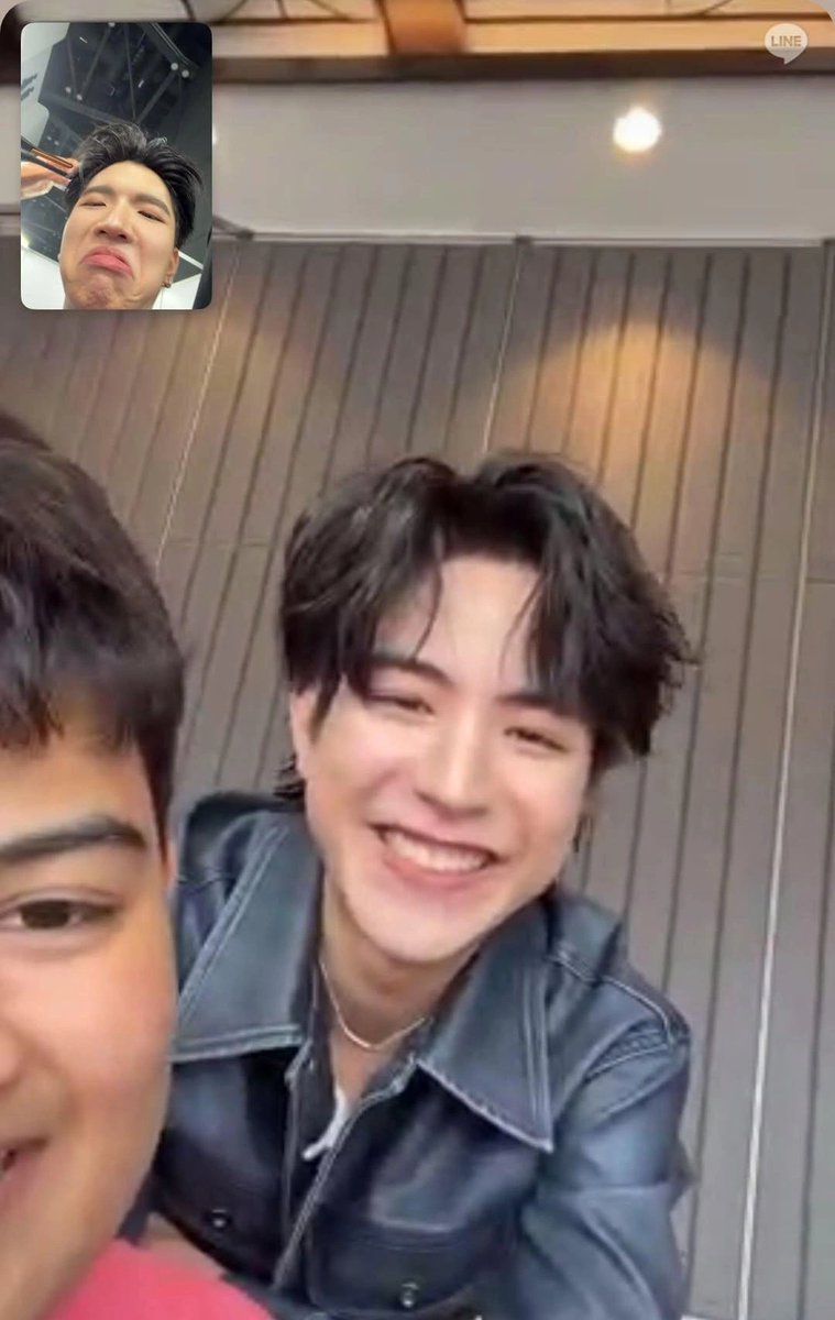 iam_iccx's tweet photo. 🦦 : ตี๋วันนี้สู้ๆนะ
🦞 : ( เงียบ )
🦦 : ไม่เห็นบอกเค้ากลับบ้าง
🦞 : ชั้นงอนอยู่
🦦 : เค้าขอโทด แค่ติดเกมนิดหน่อยเอง
🦞 : เราไม่ได้คุยกันมาเกือบอาทิตย์แล้วนะ
🦦 : ก็เธอไม่ทักมา
🦞 : แล้วทำไมเธอไม่ทักมาล่ะ ไอแป๋วหนิ!
🦦 : เอ๋า ขอโทดๆ ง้อนะตี๋ ( ยิ้มหวาน )
🦞 : เชอะ!
🦦 : เค้าให้กำลังใจเธอแล้ว เธอให้กำลังใจเค้าบ้างสิ
🦞 : สู้ๆเหมือนกันนะแป๋ว ตั้งใจทำงาน
🦦 : หายงอนแล้วใช่ป่าวว
🦞 : อืมม หายงอนก็ได้ แต่อย่าให้มีครั้งต่อไปนะ ถ้ามีครั้งต่อไปเค้าจะงอนเป็นสิบๆปีเลย!

#seakeen #sea_ta_lay #keenkeno