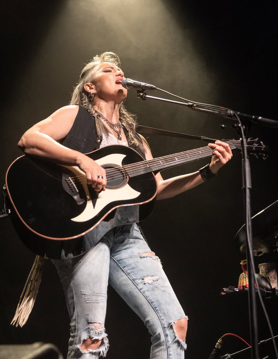 KTTunstall's tweet photo. Australia 🇦🇺 ✅ 
New Zealand 🇳🇿 ✅ 
That’s a wrap! 🥳

New Zealand was a dream to end this tour. To come back to Auckland and Wellington and play these packed to rafters solo shows was honestly overwhelming 🥹 

THANK YOU to everyone who came for a trip down memory lane with me!! 

📸 by liivfleur, ginnycphotography and yobdez