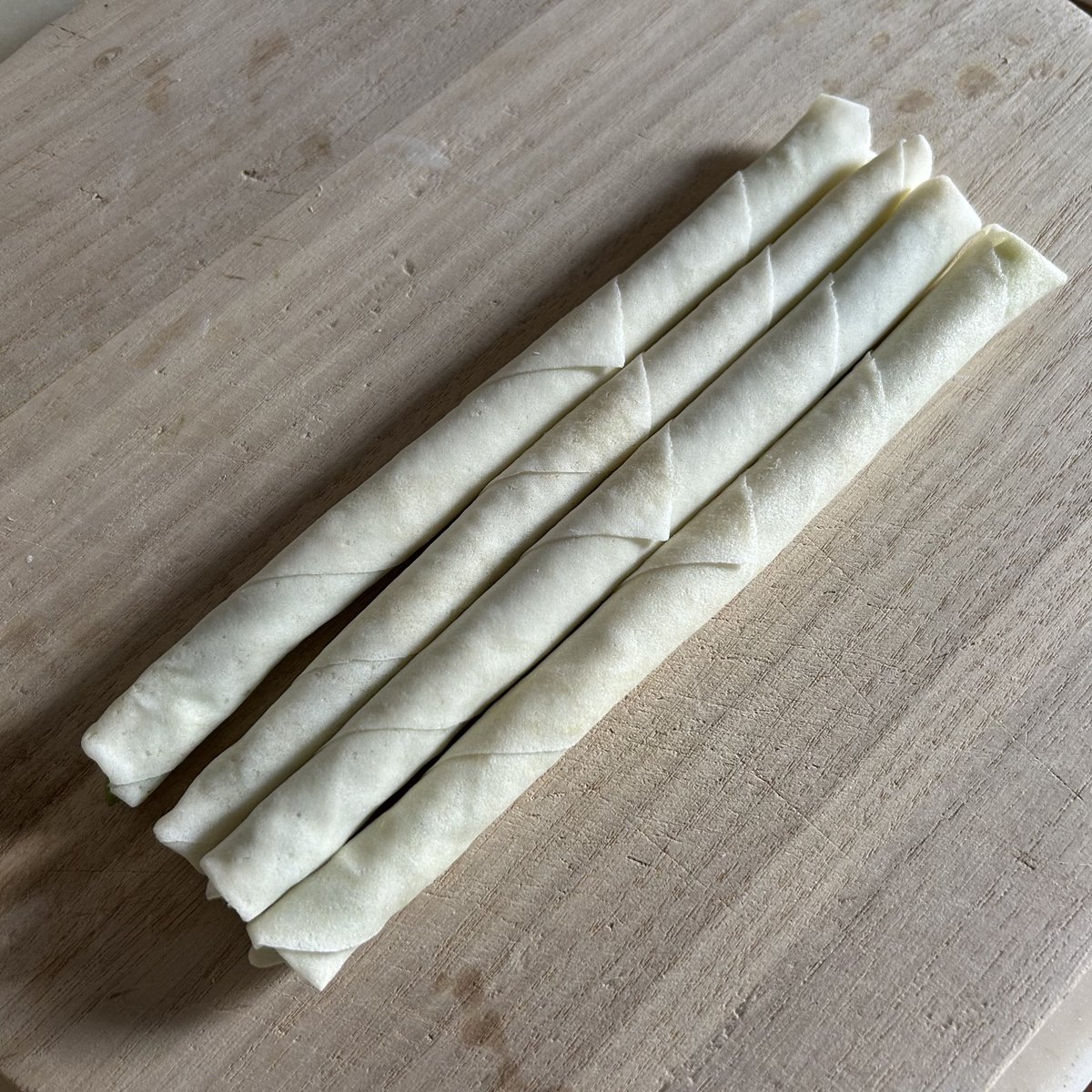 SW_Chief's tweet photo. アスパラの春巻き
春巻きの皮で巻いてオリーブオイルで揚げ焼きにする。これめちゃくちゃうまいらしい
https://t.co/zvaSU7QH2N https://t.co/rIo2K5T5Yo