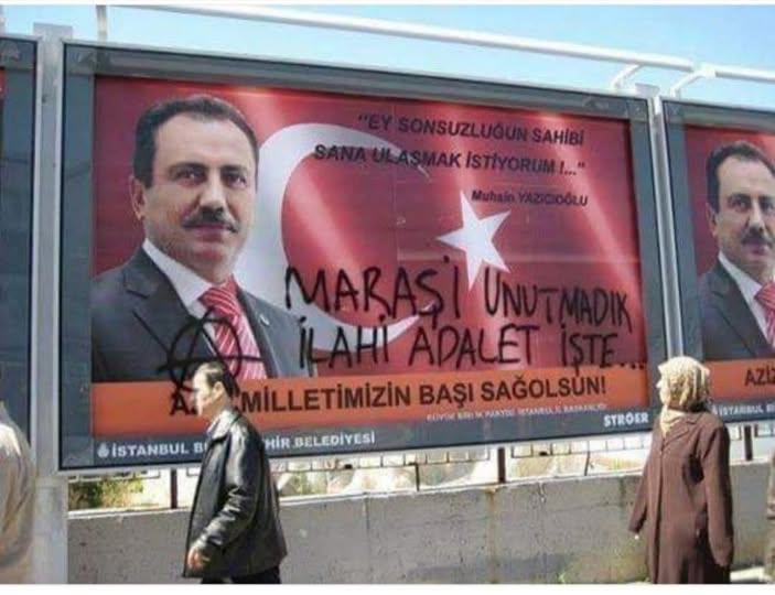 Dede38__'s tweet photo. Seni tanıyordum. 
Elinde silah, komünist avına çıktığın ta o ilk günlerden beri seni tanıyordum. 
Önce Ankara'da, sonra İstanbul'da ve tüm bir ülkede kana bulamadığın sokak, kahvehane, okul avlusu, fabrika önü kalmamıştı. 
Ev baskınları yaptın; kör karanlıklarda !
Boğarak öldürdüğün arkadaşlarımın üstüne, kurşun yağdırmak marifetlerin arasındaydı. 
Bahçelievler'de yedi canıma sen kıydın. 
Ellerine bulaşmış insan kanıyla, yüzünü yıkıyordun her sabah. 
Sarkık bıyıkların, yaz-kış üstünden çıkarmadığın kara ceketin, korkak- hain sinsi, kan oturmuş bakışların, gözümün önünden hiç gitmedi. 
16 mart katliamı'nda kardeşlerimin üstüne kurşun yağdıranların başında sen vardın. 
1979 kışında, ankara ziraat fakültesi öğrencisi, kayınbiraderim sabit torun’u balgat'ta evinin önünde pusu kurup, yaylım ateşine tutanların başında sen vardın. Kallbura çevirdiğiniz o körpe bedendeki, yirmi bir kurşunun dört adedi, senin cinayet aletinden çıkmıştı. Maraş’ı kana sen buladın. 
Annelerimizin karnındaki bebeklerimizi katlettin. Bir değil, beş değil, on değil yüzlerle canımızı ateşe verdin. Yozgat, Çorum ve 93'te Sivas'ta yine sen vardın. 
Bir dağ başında, elinde silahın uluyan resimlerini anımsıyorum, madımak ateşe verildiğinde, "tahrik var" diyen yine senin ölüm kokulu sesindi. 
Korkağın tekiydin, uçan kuştan, akan sudan, kararmış geceden, gündüz güneşten ve insan sesinden ödün patlardı. 
Bu yüzden olsa gerek, seni yalnız başına kimse görmedi!
Kuyruğunu kıstırıp, sokak köşelerine pusu kuran, uyuzluk misali yaşadın. Ardında iş ortağın onca "tosuncuk" varken, hep güvencede hissettin kendini. 
Bu ülke katillerini seviyor ya, seni daha çok seviyorlar! 
Bahçeli de seviyor seni, baykal da, tayyip de, erbakan da. 
Halen arkan sağlam. 
Ardından methiyeler düzülüyor ! 
Yazık oldu sana yazık. 
Ölümün böyle olmamalıydı ! 
Ateşe verdiğin o maraş yolu, canını aldı ! 
Çakılıp kaldın bir dağın başına. 
Beş santim buz tutmuş bedenin. 
Zavallı ürkek yüreğin donmuş !
Üzülmedim. 
Hiç unutmayacağım; söz! 
Aklıma faşizm düştüğü her an, önce seni anıyordum, yine seni anacağım.