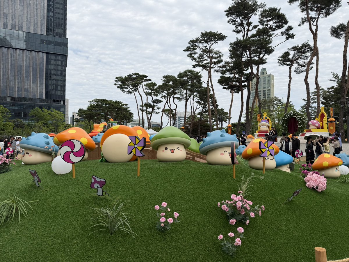 bcTLMO's tweet photo. Maplestory land being a thing in Korea has eaten more of my wallet than playing maplestory itself… https://t.co/BqWyLDkzSd