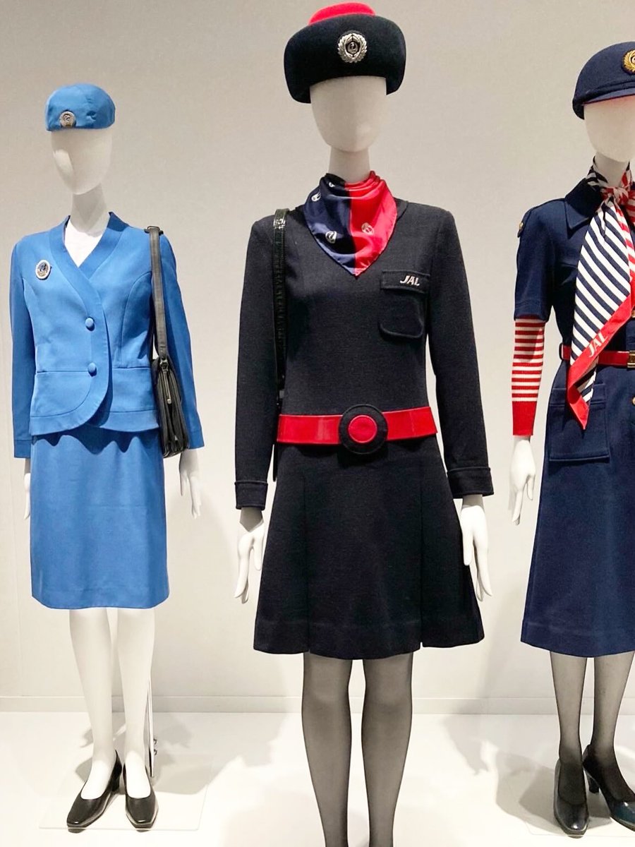 pechako9's tweet photo. 森英恵展には本当は70年代JALの英恵制服を着ていきたかったけど、午前オフィスで仕事してから直行でさすがにさすがに諦めました😂でも人形を持って行くという手もあったな…。どうでもいいですね😂
(ウチのJAL人形の左のスッチーは元は沼田元氣氏のものだったのよ。奇跡的に展示とレイアウト似てる) https://t.co/sZzvPifBsj