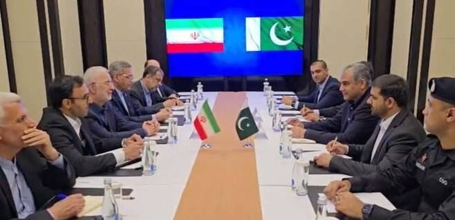 PakInArabworld's tweet photo. بحث وزير الداخلية الباكستاني محسن نقوي مع نظيره الإيراني إسكندر مؤمني جهود خفض التوترات في الشرق الأوسط، وذلك على هامش اجتماع أمني إقليمي في قيرغيزستان، حيث ناقش الجانبان السبل الممكنة للتهدئة في ظل تصاعد التوترات الإقليمية ومساعي السلام بين واشنطن وطهران. https://t.co/U635DTlbhJ