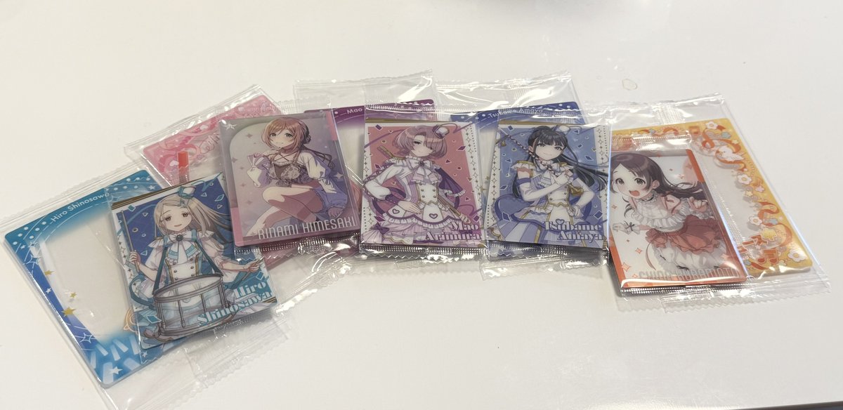 Electlier's tweet photo. どうせ当たらんやろなと思いながら5個買ってきてライブ見れないから開封してたらめちゃくちゃ引きよかった！！！
会長いたら3年生も揃ったなぁ🥺 https://t.co/CnBMF3S0Ye