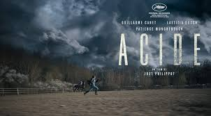 merlinpapin3's tweet photo. #SondageCinéma sur le Film #Acide ,Acide est d’abord un court métrage que Just Philippot a réalisé en 2018. En 2013, le réalisateur a déménagé de Paris à Tours, où il a fait énormément d’éducation à l’image auprès d’un public jeune avec qui il a beaucoup tourné. 

En parallèle, il a développé plusieurs projets très différents dont Gildas a quelque chose à nous dire, un documentaire intimiste sur son frère polyhandicapé. Fort de cette relation avec les institutions culturelles de la région Centre Val de Loire, Just a intégré une résidence de film de genre financée en partie par Ciclic, l’agence du cinéma en région Centre. C’est là qu'il a écrit le court métrage Acide. 

Il se rappelle :"Effet d’aubaine ou coup de chance, j’arrivais à un moment où le cinéma français, sans doute inspiré par le succès des séries et le bouleversement lié à l’arrivée des plateformes, cherchait de nouvelles créations, plus hybrides, plus à même d’aller chercher tous les types de publics. 

Grâce au succès du court métrage, j’ai basculé vers le long-métrage avec La Nuée, un projet issu, lui aussi, de la même résidence. J’ai réalisé ce premier film avec le désir de m’éloigner le plus possible du cinéma américain pour proposer un climat singulier, capable d’emmener le spectateur dans une zone de danger trouble, instable, mais toujours extrêmement réaliste.""Grâce à la société Bonne Pioche Cinéma que j’ai rencontré très vite, j’ai pu développer le long métrage d’Acide en parallèle. La Nuée, mon premier long-métrage, a été une formidable première expérience et m’a permis de nourrir de nouvelles ambitions de réalisation pour Acide."Crises actuelles
Just Philippot et son co-scénariste Yacine Badday se sont imprégnés de la covid, de la guerre en Ukraine ou du mouvement des Gilets jaunes. Les pluies acides leur permettaient de converger vers toutes ces crises sans les citer de façon explicite : "Nous ne voulions pas trouver une explication rationnelle au phénomène de pluies acides. Au contraire, il fallait être aussi « naturellement irrationnel » que les crises d’aujourd’hui. Il fallait qu’on sente qu’un nuage en Amérique du Sud pouvait rapidement devenir une catastrophe en Europe.""Il fallait connecter l’état du monde à une nouvelle catastrophe qui n’est pas liée à une erreur dans l’Histoire, mais une somme de dérèglements. Notre époque nous a « malheureusement » nourrie. Elle nous a permis d’être le plus réaliste possible, tout en évitant de protéger le spectateur à l’aide d’un discours ou d’une explication rationnelle. Ce qui est effroyable aujourd’hui, c’est que nous sommes devenus des spectateurs impuissants devant les bouleversements naturels de notre monde", explique le metteur en scène."Un homme qui a pété les plombs"
Le film commence dans un climat social qui est déjà une catastrophe en soi, à savoir une société en déliquescence avec des personnages issus de cette colère. Pour écrire le rôle du père, Just Philippot est parti d’un homme "qui a pété les plombs, sûrement pour de bonnes raisons. Pour moi, cela représentait le meilleur moyen d’emmener le spectateur dans un endroit qu’il connaît.""Mes personnages ne sont pas des héros... Non, ce sont des hommes et des femmes sans désir, des gens cassés. Le personnage joué par Guillaume est détruit au moment où commence le film, il devient dangereux pour sa fille parce qu’il n’est plus clairvoyant. Il est aveuglé par sa colère, sa frustration. Ce film est un miroir, pas une dystopie hollywoodienne", note le réalisateur.Cannes 2023
Le film a été présenté en Séance de Minuit au Festival de Cannes 2023. A noter que La Nuée a fait partie de la Sélection Semaine de la Critique à Cannes 2020.Trouver refuge
Le père et sa famille trouvent un refuge précaire dans une maison habitée par une femme et son fils. Just Philippot et son équipe ont conçu cette demeure comme un bateau échoué dont la cave a été pensée comme la cale où il est possible de se protéger. "Coupés du monde, mes personnages n’ont pas conscience que le bateau a dérivé. Ils seront bientôt complètement perdus en haute mer. Autour d’eux, il n’y aura plus d’issue", précise le metteur en scène.Repenser les trucages
Tel qu’il était décrit à l'origine, le film coûtait trop cher. Just Philippot a ainsi choisi, avec son chef décorateur Gwendal Bescond et son co-scénariste Yacine Badday, de réétudier la progression des effets des pluies acides pour éviter de tomber dans une échelle de destruction impossible à tenir : "Avec Pierre Dejon, nous avions de nombreuses références en commun, notamment le photographe Saul Leiter. Nous nous sommes inspirés de ses nombreuses photos de matière, des gouttes d’eau sur des vitres, ou de ses textures métalliques...""Et puis nous avons rapidement évoqué notre désir de noir et blanc, ou plus précisément le désir de fabriquer un film qui pourrait perdre ses couleurs... Tous les trucages visuels ont été réalisés en direct sur le plateau. Les effets de patine ont été réalisés par Gwendal et son équipe. Je souhaitais avec lui recréer une nouvelle nature : une nature créée par les pluies acides. Dans la maison où ils se réfugient, je voulais que les infiltrations d’eau acide ressemblent à des racines, à une végétation nouvelle", se souvient le metteur en scène.

Just Philippot a confié le rôle de l’amoureuse hospitalisée à Suliane Brahim, l’actrice principale de La Nuée. Il justifie ce choix : "C’était hyper important pour moi. C’est une des plus grandes actrices d’aujourd’hui. J’avais à coeur de retravailler avec une comédienne que j’adore et une personne que j’affectionne. 

Je savais qu’en très peu de temps, je pourrais obtenir d’elle les émotions qu’elle véhicule dans le film. Je ne voyais pas quelle actrice atteindrait ce niveau de façon aussi rapide, simple, altruiste, presque joviale. Elle a peu de scènes mais elle existe pleinement dans le film."

Si Just Philippot a très vite pensé à Laetitia Dosch pour jouer Elise, il ne savait pas qui solliciter pour le premier rôle masculin. C'est l'agent de la comédienne, Cécile Felsenberg, qui est également l’agent de Guillaume Canet, qui a soufflé au réalisateur le nom de l'acteur. 

"Je n’avais pas vu Guillaume depuis longtemps au cinéma mais en repensant, je n’avais aucun doute. Il avait toute la complexité pour retranscrire la violence du personnage. Il semblait ne pas avoir peur de la noirceur du récit", se rappelle Just Philippot, en poursuivant :"Cela s’est confirmé dès la première rencontre et ça m’a plu. 

À partir de là, ça a été un régal. Guillaume ne laisse rien au hasard. Il se prépare énormément, travaille son rôle très en amont. Physiquement, il a pris du poids. Il a sculpté un corps très athlétique tout en restant extrêmement fragile. Il a cette capacité qu’ont peu d’acteurs à être très juste dès la première prise. Je suis très reconnaissant à son égard. Il n’a jamais douté de l’aventure que je lui proposais, il n’a jamais eu peur d’un film que je situais entre Alfonso Cuaron et David Dufresnes pour le dire vite."

Dans une interview accordée à Madame Figaro, Guillaume Canet a confié quant à sa préparation physique : "Pour être dans l'état d'épuisement physique et émotionnel de mon personnage, je me suis mis en condition : je dormais très peu, et je criais beaucoup pour avoir la voix cassée. 

Mes voisins de chambre à l'hôtel devaient me prendre pour un dingue ! De plus, au départ, ma fille devait avoir 8 ans. Elle a été remplacée par une ado de 14 ans. Or, je dois beaucoup la porter sur mes épaules dans la boue, à travers champs… C'était un peu plus sportif que prévu !"Une jeune actrice prometteuse

La jeune Patience Munchenbach, vue dans la comédie Perdrix (2019), incarne Selma, la fille de Guillaume Canet et Laetitia Dosch : "Après quelques essais avec d’autres jeunes actrices, ma directrice de casting m’a conseillé de faire passer un essai à Patience, me disant qu’elle était au milieu de ce que je recherchais. 

Très vite, j’ai compris qu’elle avait quelque chose d’unique. Patience était à la fois très innocente et très avertie des questions environnementales et sociales de notre époque. Elle est très mûre, mais j’ai retrouvé avec elle le plaisir de l’enfant acteur qui a envie de jouer, de s’amuser.""

Son personnage était une enfant qu’il fallait protéger, elle amenait aussi un esprit hyper-réaliste car elle sombrait dans un cauchemar qu’elle avait vu venir. Patience a travaillé avec une répétitrice qui l’a protégée, poussée. 

J’ai vu Patience travailler comme une adulte et vu une adolescente grandir très vite. Elle a trouvé une place dans ce film, sans se perdre. Son personnage est souvent plus mature que ses parents. Il y a ce plan de la Pietà (Michel-Ange) inversée où elle tient son père dans ses bras. 

À la fin, elle est au chevet de son père, et malgré tout, elle ne lui en veut pas", confie Just Philippot.

@FredOL69007

❤️si vous aimez