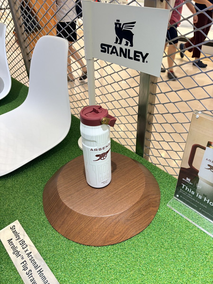 Disco2000an's tweet photo. Di mall central park stanley buka booth kolaborasi sama arsenal. 
Harga paling mahal 1,1 jt hehee
Ada klub sepak bola yang lain juga juventus sama PSG (cuma yang ini ga tau berapa harganya). Paling antri yang juventus 😅 https://t.co/NSXgs3sejE