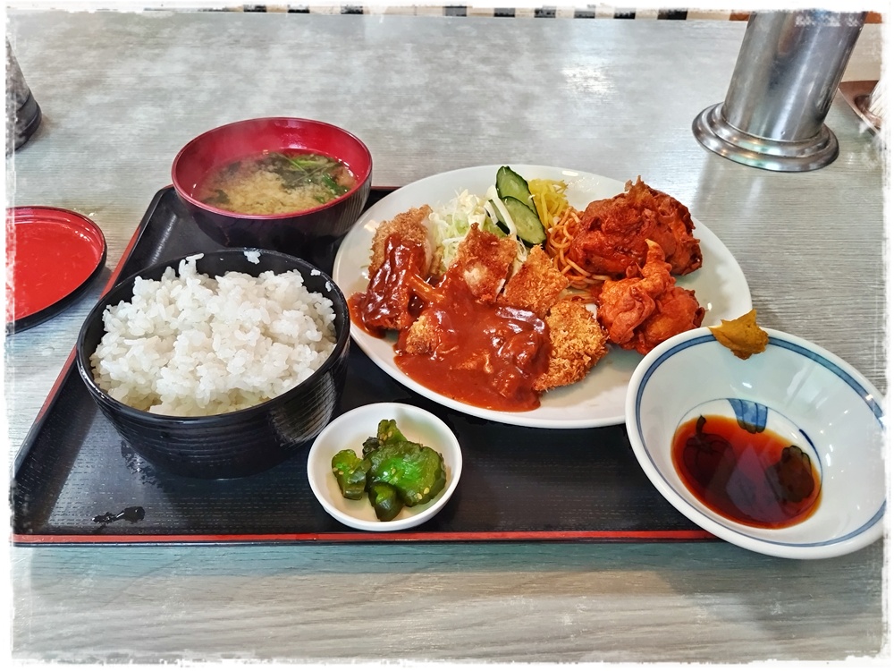 kuma3726's tweet photo. 今日のランチ
#お食事処淀ヤ さん
トンカツと唐揚げ定食^3.5^
気になってたお店♪初訪問❣お食事処 淀ヤ さん♪パッと目に入ったメニューがトンカツと唐揚げ定食👀素敵やねおば🤗かつサクッと美味しいデミソースも合うね♪ご飯が進むねゴチ♪ハンバーグやエビフリャ～も気になるね🤭
#食堂 https://t.co/s2bsCUokTO