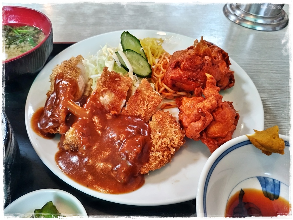 kuma3726's tweet photo. 今日のランチ
#お食事処淀ヤ さん
トンカツと唐揚げ定食^3.5^
気になってたお店♪初訪問❣お食事処 淀ヤ さん♪パッと目に入ったメニューがトンカツと唐揚げ定食👀素敵やねおば🤗かつサクッと美味しいデミソースも合うね♪ご飯が進むねゴチ♪ハンバーグやエビフリャ～も気になるね🤭
#食堂 https://t.co/s2bsCUokTO