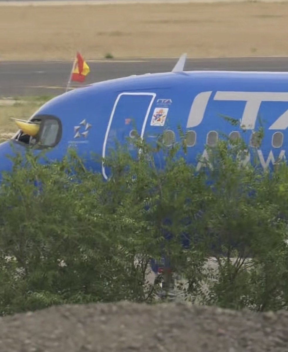 DavidRunning45's tweet photo. @elmundoes Tanto dispositivo especial de seguridad y cualquier persona en barajas desde un montículo puede grabar el avión “ papal “ https://t.co/7elpr79JIq
