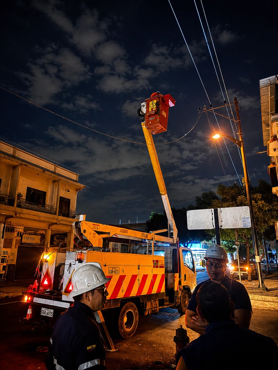 CNEL_EP's tweet photo. ✅ GUAYAQUIL

Como parte de las acciones de fortalecimiento de la red eléctrica ante la posible llegada del fenómeno de El Niño, CNEL EP realiza trabajos de repotenciación de líneas mediante la instalación de aproximadamente 300 metros de cable conductor para la incorporación de la nueva Subestación Ciudad Colón.

Asimismo, en el sector Calicuchima 3 se construye una nueva alimentadora en el área comprendida entre las calles Gómez Rendón, Guerrero Martínez, Tulcán, Brasil, Federico Godín, Los Ríos y Cuenca.

Con estas obras, CNEL EP beneficia a 3.166 clientes de los sectores norte y sur de Guayaquil, fortaleciendo la red de distribución eléctrica y contribuyendo a la continuidad y confiabilidad del servicio durante la temporada invernal.