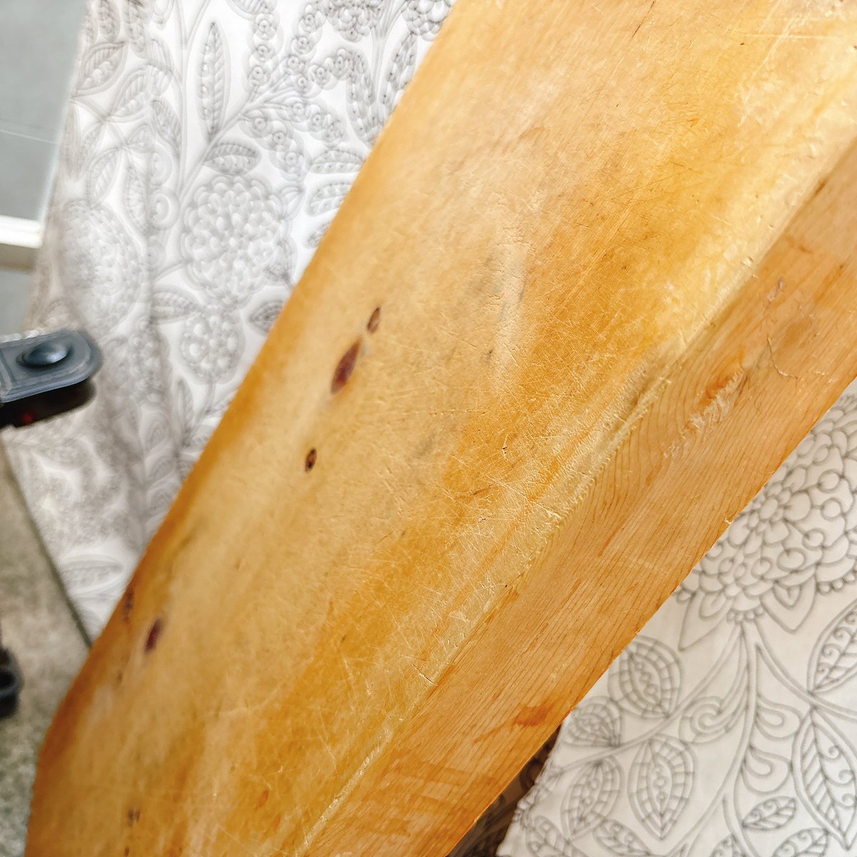 juncomaruoka's tweet photo. 厚さ5cmある木のまな板を
足の指の上に落として泣いています https://t.co/ENy33URs07