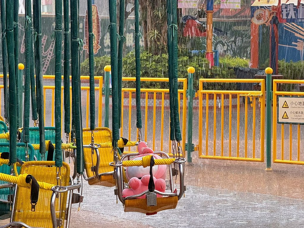 ph2_q4's tweet photo. 约会日🤲拍到了沐浴在暴雨中的玩偶hhh莫名有点可怜 https://t.co/smgLTIfEOu