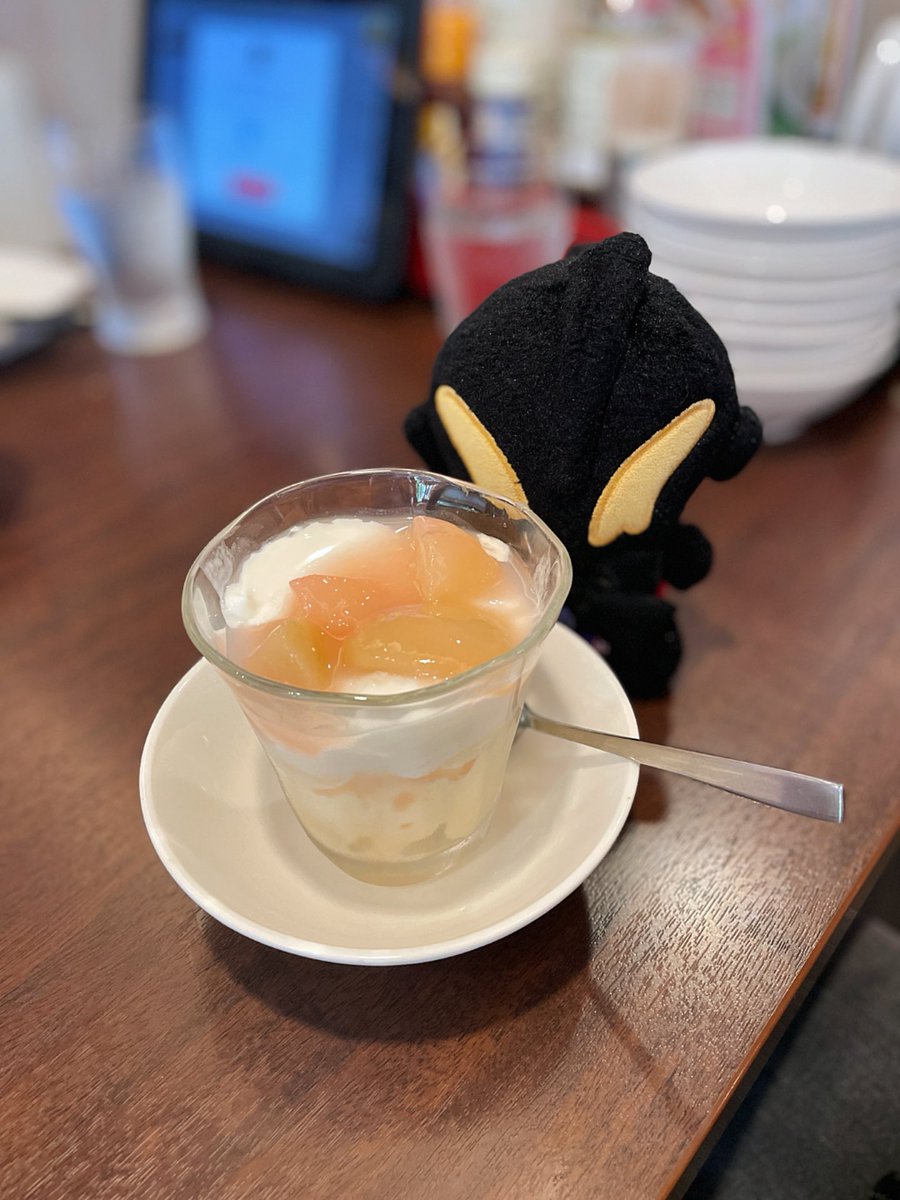 hnthmi's tweet photo. もっと油淋鶏とか他のも頼んでみたいのに麻辣湯が美味しすぎてこれしか頼めない。バニラアイスいり白桃杏仁パフェ最高！ #ふわふわといっしょ https://t.co/jvs3rhSmKE