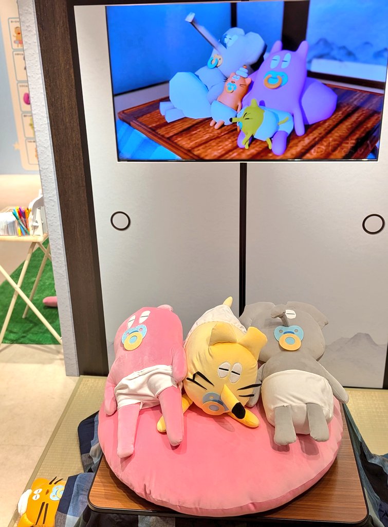 omoro3bot's tweet photo. 渋谷ポップアッペお子達と行ってきました。楽しみすぎて現場の写真が手薄ですが、かなり力の入ったポップアッペになってたのでお近くの方も、そうでない方も店頭へプッシュプッシュプッシュ〜！(今日お迎えしたものや、コレまで集めていたやさパーグッズ合わせて画像添付)
#やさしさパークタウン https://t.co/F6AphBvKWF