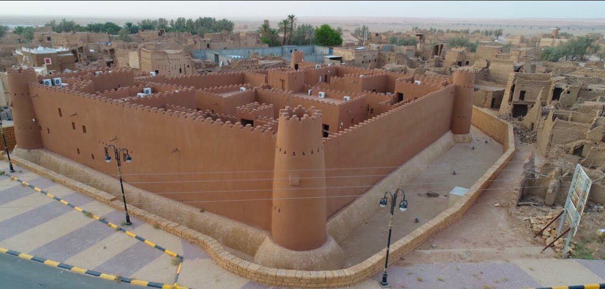khalid_mm16's tweet photo. شكر وتقدير لأهالي ثرمداء

يسرني أن أتقدم بخالص الشكر وعظيم الامتنان لأهالي ثرمداء الكرام على ما غمرونا به من حسن الاستقبال وكرم الضيافة وطيب اللقاء، وهو ما يعكس ما عُرف عنهم من أصالة ومروءة وكرم متوارث.
وقد سعدنا بحضور محاضرة «مكتبة الشيخ عبد الله العنقري وأثرها الأدبي» التي أقامتها جمعية الأدب المهنية عبر سفرائها في الوشم، بالتعاون مع جمعية ثرمداء الخيرية، حيث استفدنا من الطرح العلمي المميز الذي قدمه الدكتور عبدالله العنقري> عن مكتبة الشيخ عبد الله بن عبدالعزيز العنقري وأثرها العلمي والأدبي، وما تحويه من إرث معرفي له مكانته في تاريخ المنطقة الثقافي والعلمي.

كما تشرفنا بلقاء الدكتور عبدالله العنقري، حفيد الشيخ عبد الله بن عبدالعزيز العنقري، الذي أحاطنا بحفاوته وكرم أخلاقه، فكان مثالًا طيبًا لما يتحلى به أبناء هذه الأسرة الكريمة من ودٍّ وترحاب.

وزاد هذه المناسبة جمالًا لقاء نخبة من الباحثين والمؤرخين والأدباء والمثقفين، في مجلس سادته الألفة والمحبة وتبادل المعرفة، مما أضفى على اللقاء قيمة علمية وثقافية واجتماعية مميزة.

وكان من أجمل محطات الزيارة التجول في البلدة القديمة والاطلاع على قصر العناقر، حيث تعرفنا على جانب من تاريخ ثرمداء العريق وتراثها الأصيل، وما تزخر به من معالم شاهدة على ماضيها المجيد.

وفي الختام، أجدد شكري وتقديري لأهالي ثرمداء كافة، ولجمعية ثرمداء الخيرية والقائمين على هذه الفعالية المباركة، على ما بذلوه من جهود كريمة وحسن وفادة وتنظيم مميز. سائلًا الله تعالى أن يبارك في جهودهم، وأن يديم على ثرمداء وأهلها نعمة الأمن والخير والازدهار، وأن يجزيهم خير الجزاء على ما يقدمونه من خدمة للعلم والثقافة والتراث