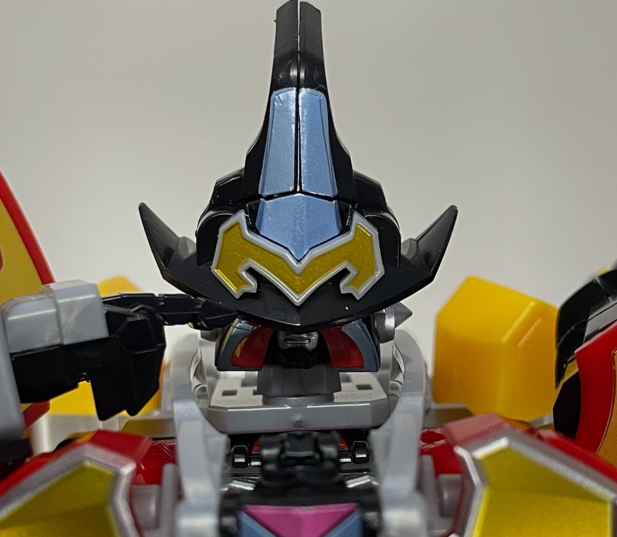 hisuiGG's tweet photo. #遊び場喫茶でプラモ作ろ
＼マージ・ジルマ・マジ・ジンガ！／
マジキング、ナンバーワン！！

この帽子クイ上げ、指が普通にここまで届きますちょっと意味がわかりませんね
合体後は胸のMが良い感じのメタリック感出てるんじゃないかと！ https://t.co/iIRWWfCGiZ