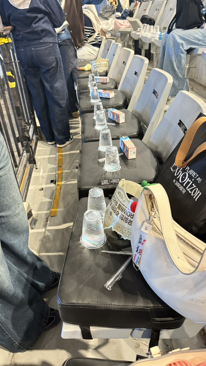 bukanDWP's tweet photo. Row 14 yg depan pager dapet bantal duduk 😆

#Exhorizon jakarta day1 1 https://t.co/UzOxMdjlIs