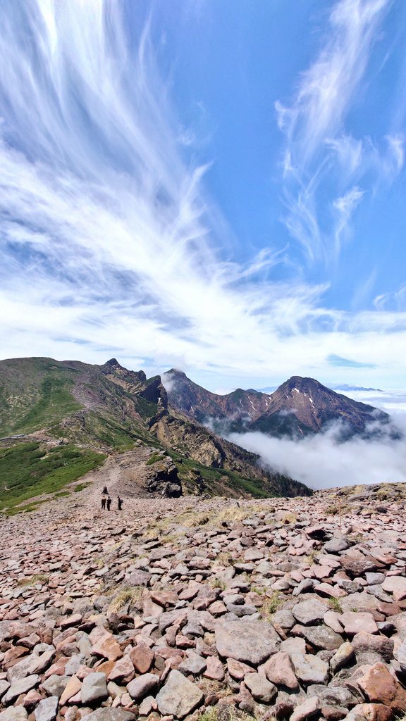 3215abc3215's tweet photo. 6/5
八ヶ岳の硫黄岳へ両親を連れて登ってきました…！

山頂からの景色が凄すぎて…🥹

360°雲海＆巻雲、
そして横岳、赤岳、阿弥陀岳の迫力が凄かったです…！

天狗岳、蓼科山が雲海から頭だけ出してたり…

硫黄岳は何回も登っていますが、この雲海＆巻雲は初めてで、ただただ感動しました…🥹 https://t.co/w44NPrSHTJ