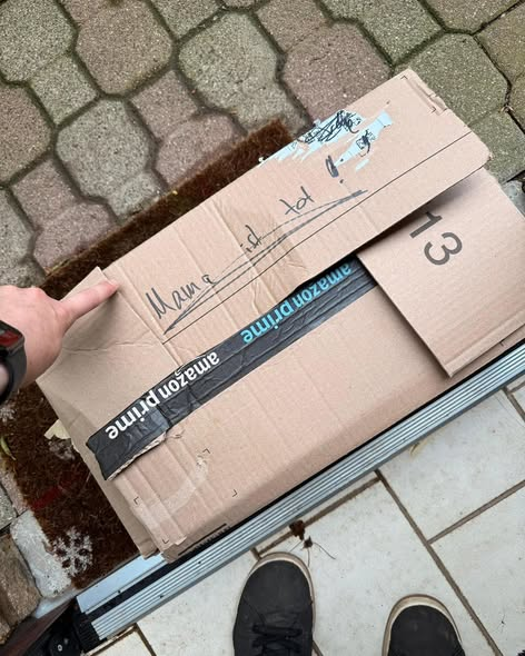 yolandaschultes's tweet photo. 37431 Bad Lauterberg
Junge Waschbären im Karton vor der Praxis abgestellt
Kopie Kleintierpraxis Dr. Barke
Wer kann helfen?
Die Kleinen sind vorerst versorgt und auf einer Notpflegestelle untergebracht.
Das zweite Jungtier hat sich nach der Behandlung auch stabilisiert.
Unfassbar! 
Die Aufschrift auf dem Pappkartons lautet: „Mama ist tot.“
Uns hat eben jemand ohne zu klingeln einen Karton mit drei jungen Waschbären vor die Praxistür gestellt 
Eins ist tot, das zweite stirbt gerade und das dritte guckt relativ munter aus der Wäsche .
Wir haben gar keine Möglichkeit, das letzte Jungtier zu päppeln. Wer kann helfen?
+49 5524 4821
tierarztpraxis.koch@gmx.de