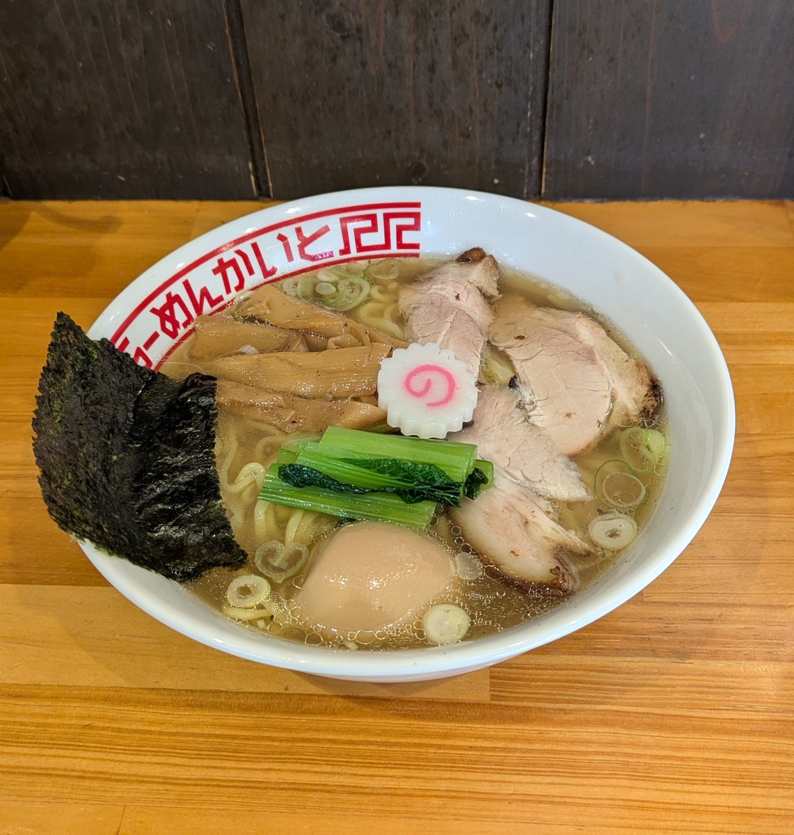 liendady's tweet photo. 柳麺かいと　塩らーめん＋味玉
久々の狛江、小池に向かったが５０m前で断念してこちらに。
レギュラーは生姜の効いた醤油か塩らしいですが、迷わず塩を選ぶ。
中太麺は生姜のパンチとバランスを考えられてる。豚バラチャーシュー、メンマ、ほうれん草、葱、ナルト、味玉は別会計。美味しく頂きました。 https://t.co/Lge9mrlrEm