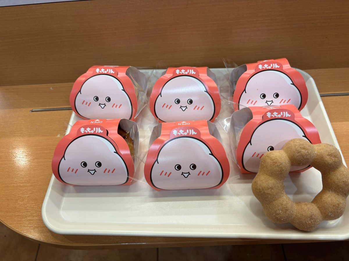 U4milk's tweet photo. 去年食べ損ねたやつ再販してたー🙌
並んでるのを見かけて気づいた
買えたーー🍩
＃もっちゅりん https://t.co/yvdLKYreEw
