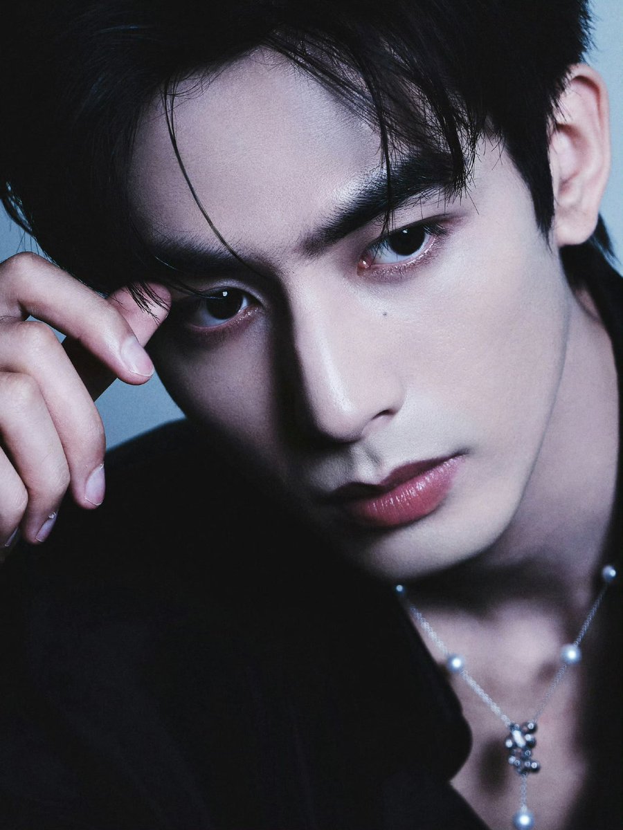 SWL99_update's tweet photo. [260606]

Studio Weibo Update 

Adding a touch of color beneath Guangzhou’s curtain of rain. 

💄: 345 

#SongWeilong #宋威龙

1/5 https://t.co/VcZNITjQYS