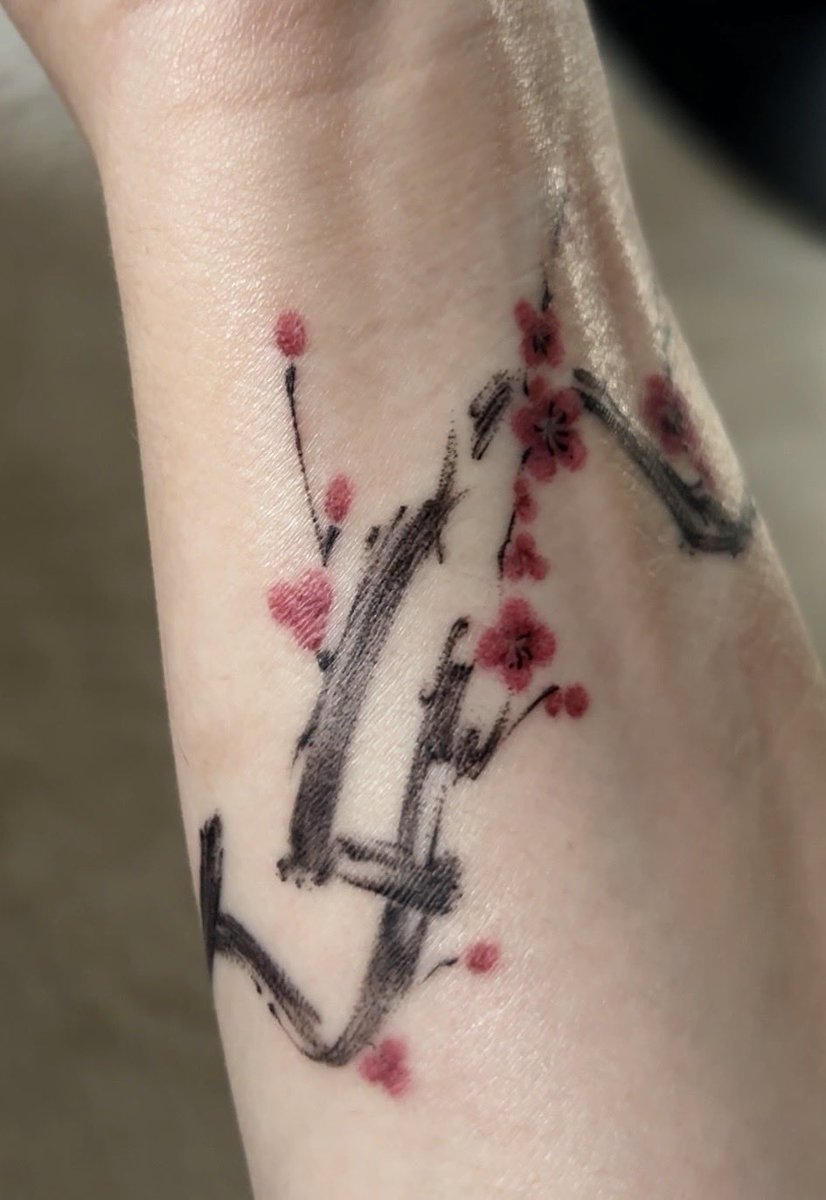 Kahirie's tweet photo. Et ainsi, ce premier voyage au Japon sera à jamais gravé à la fois dans mon esprit et sur ma peau.

Ça n’était pas un rêve. https://t.co/RJpNFmTia7