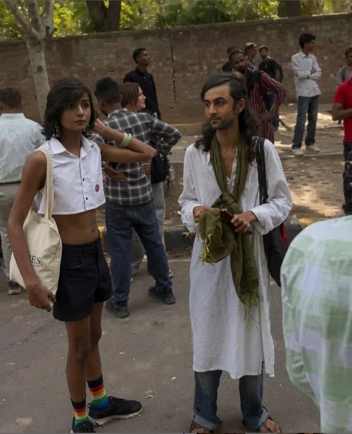 showmanO4's tweet photo. Renowned #CockroachJantaParty supporters Ranbir Kapoor 💅 and Alia Bhatt 💅 have arrived at #JantarMantar to protest against the beef ban in India. https://t.co/7dEIjlj7up