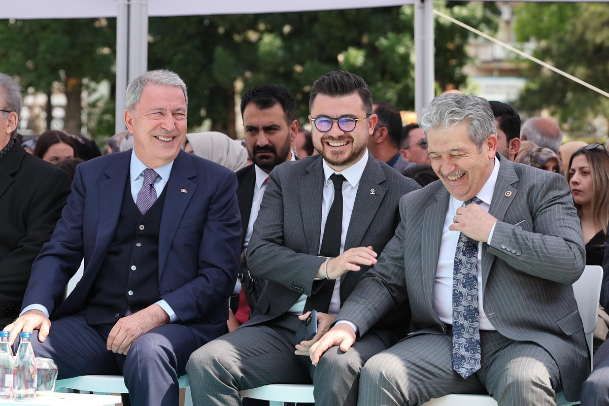 huseyinokandan's tweet photo. TBMM Milli Savunma Komisyonu Başkanımız Hulusi Akar, Milletvekilimiz Sayın Bayar Özsoy ve teşkilat mensuplarımızla birlikte, Kayseri Lisesi Mezunlar Derneği tarafından düzenlenen 2025-2026 Eğitim Öğretim Yılı Mezuniyet Töreni’ne katıldık.

Geleceğimizin teminatı olan gençlerimizin mezuniyet heyecanına ortak olduk. Eğitim hayatlarının bu önemli dönüm noktasını başarıyla tamamlayan tüm öğrencilerimizi tebrik ediyor, bundan sonraki hayatlarında üstün başarılar diliyorum.

Bu anlamlı programın düzenlenmesinde emeği geçen Kayseri Lisesi Mezunlar Derneği’ne, eğitimcilerimize ve ailelerimize teşekkür ediyorum.