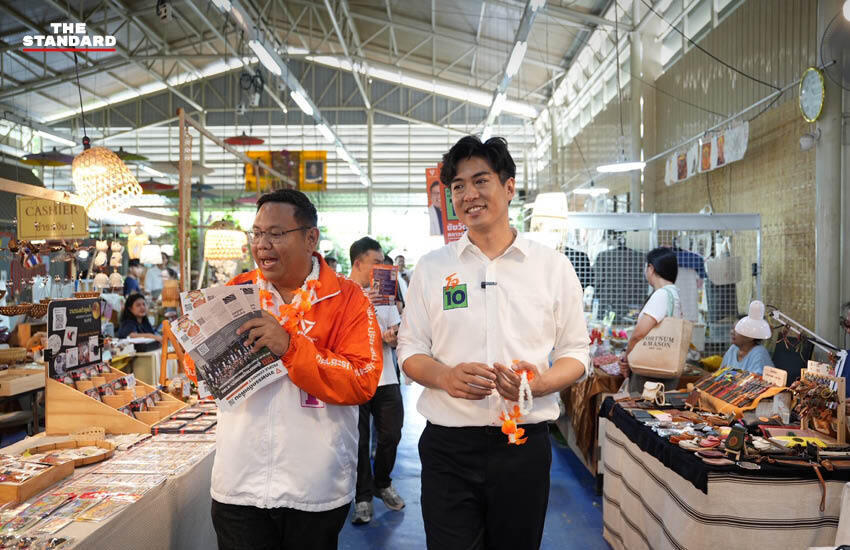 thestandardth's tweet photo. โจ ชัยวัฒน์ เบอร์ 10 ลุยตลิ่งชัน ผุดไอเดียหวยใบเสร็จSMEs เวอร์ชัน กทม. อัดฉีดงบรางวัล 10 ล้าน/เดือน ปลุกตลาดน้ำฟื้นคืนชีพ

วันนี้ (6 มิถุนายน) บรรยากาศการรณรงค์หาเสียงเลือกตั้งผู้ว่าราชการกรุงเทพมหานครในพื้นที่ฝั่งธนบุรี โจ ชัยวัฒน์ สถาวรวิจิตร ผู้สมัครรับเลือกตั้งผู้ว่าราชการกรุงเทพมหานคร จากพรรคประชาชน หมายเลข 10 ได้ลงพื้นที่พบปะประชาชน ที่ ตลาดน้ำคลองลัดมะยม เขตตลิ่งชัน ร่วมกับ ทันตแพทย์ กันตพงศ์ ดีชัยยะ ผู้สมัครสมาชิกสภากรุงเทพมหานคร (ส.ก.) เขตตลิ่งชัน หมายเลข 1 และ อนุสรณ์ ธรรมใจ สมาชิกสภาผู้แทนราษฎร (ส.ส.) กรุงเทพมหานคร เขตตลิ่งชัน-ทวีวัฒนา พรรคประชาชน

เพื่อรับฟังปัญหาจากกลุ่มพ่อค้าแม่ค้า รวมถึงทักทายนักท่องเที่ยวทั้งชาวไทยและต่างประเทศ โดยในระหว่างกิจกรรม ชัยวัฒน์ได้ร่วมสาธิตการทำขนมครกกับผู้ประกอบการในพื้นที่

ชัยวัฒน์เปิดเผยว่า ตลาดน้ำคลองลัดมะยมถือเป็นหนึ่งในจุดหมายปลายทางด้านการท่องเที่ยวที่สำคัญในกลุ่มตลาดน้ำทั้ง 4 แห่งของเขตตลิ่งชัน อย่างไรก็ตาม จากการสำรวจในปัจจุบันพบว่าบรรยากาศการค้าขายมีความซบเซาลงอย่างเห็นได้ชัดเมื่อเทียบกับช่วงที่ผ่านมา พรรคประชาชนจึงได้นำเสนอนโยบาย หวยใบเสร็จ SMEs เวอร์ชัน กทม. เพื่อเป็นกลไกในการกระตุ้นเศรษฐกิจฐานรากและสร้างแรงจูงใจให้ภาคประชาชนหันมาอุดหนุนผู้ประกอบการรายย่อยในชุมชนมากยิ่งขึ้น

สำหรับหลักการของนโยบายดังกล่าว กำหนดให้ประชาชนที่ซื้อสินค้าจากร้านค้ารายย่อยที่เข้าร่วมโครงการครบทุก ๆ 20 บาท จะได้รับ 1 สิทธิ์ในการสะสมเพื่อลุ้นรางวัล โดยกรุงเทพมหานครจะทำหน้าที่จัดสรรงบประมาณสนับสนุนเป็นเงินรางวัลรวม 10 ล้านบาทต่อเดือน ซึ่งแนวทางนี้จะช่วยส่งเสริมให้เกิดการหมุนเวียนทางเศรษฐกิจและคืนความคึกคักให้แก่ตลาดชุมชนต่าง ๆ ทั่วเขตกรุงเทพมหานคร

นอกจากนี้ ชัยวัฒน์ยังได้นำเสนอแนวคิดในการพัฒนาย่านท่องเที่ยวชุมชน โดยกรุงเทพมหานครจะบูรณาการความร่วมมือกับภาคเอกชนและภาคประชาชนในพื้นที่ เพื่อร่วมกันถอดรหัสและดึงอัตลักษณ์รวมถึงเรื่องราวทางวัฒนธรรมของแต่ละชุมชนมาพลิกฟื้นเป็นจุดขายหลัก ควบคู่ไปกับการปรับปรุงและพัฒนาระบบโครงสร้างพื้นฐานและการคมนาคมขนส่ง เพื่ออำนวยความสะดวกให้นักท่องเที่ยวสามารถเข้าถึงแหล่งท่องเที่ยวในระดับชุมชนได้อย่างไร้รอยต่อและยั่งยืน

#ผู้ว่ากทม #เลือกตั้งผู้ว่ากทม #TheStandardBkkElection2026