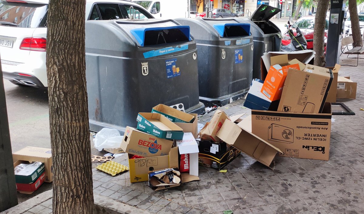 MarianoAsenjo's tweet photo. Un espectáculo, Doña #Andrea.. Vaya tela de mierda en calle #Seco4  ¡Una exposición... !
 STOP #Basuras #Fuera contenedores  NO a los vertidos ilegales @MADRID  @AVPinosRetiro @Lineamadrid @policiademadrid #NOimpunidad  @jmdretired76 @DefensorPuebloE #AndreaLevySoler
NOCHE Y DÍA https://t.co/aZKcgAK0wf