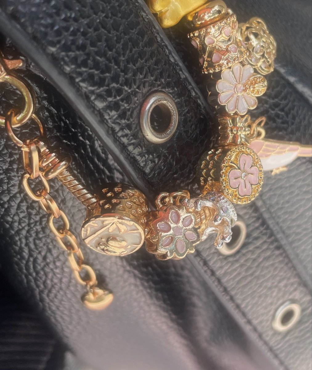 g_coconaro's tweet photo. デートでブレスレットを作ってきました💎
いっぱいつけすぎて重いのでバックチャームにします🌸 https://t.co/tjNSiv116s