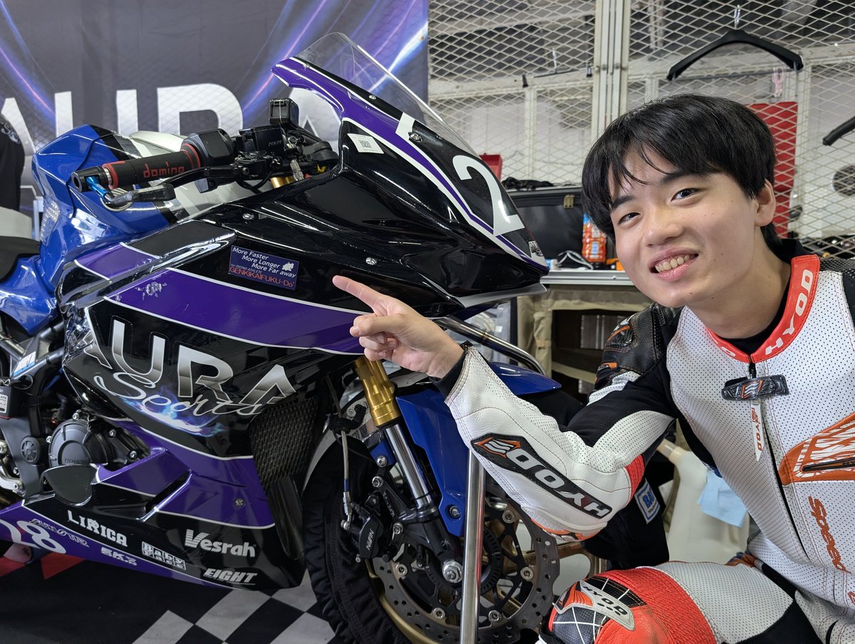 genkikaifuku_do's tweet photo. 年初にAURA SPORTSさんに育成をお願いした松本朋也選手

鈴鹿サンデーロードレース2nd CBR250RRドリームカップで7番グリッドからナンとホールショットを奪う好スタート!!

前戦の悔しさを晴らすレースでポイントゲットで終えました

当店のステッカーをしっかりアピールする走り

松本選手に感謝!! https://t.co/aeqTIIQFt1