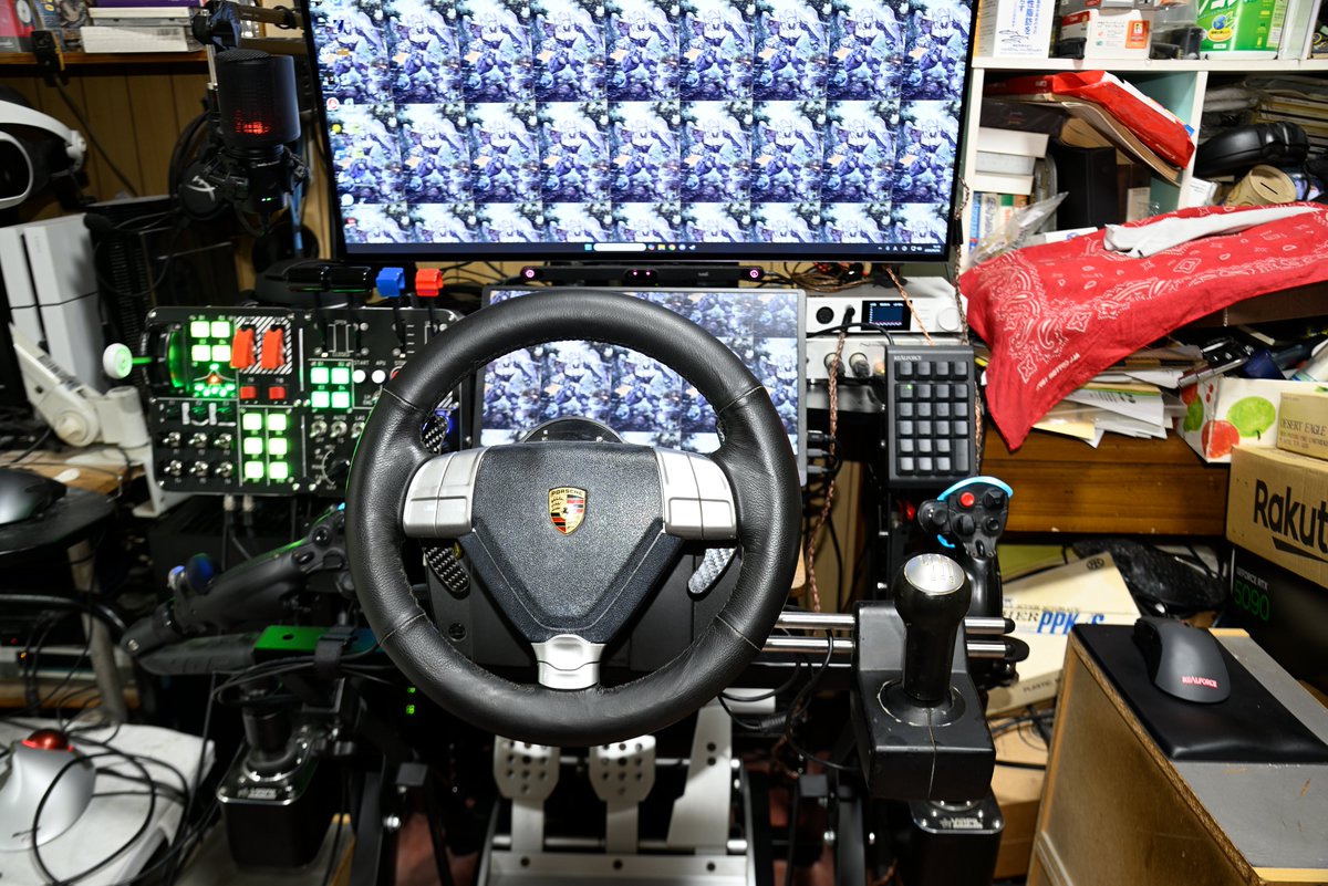 torime_SS's tweet photo. Forza Horizon6を軽くプレイしていい感じだったので15年程仕舞っていたハンドルコントローラFanatec Porsche 911 Turbo S Wheelを引っ張り出してきた。
デスクに設置しようとするとフライトシム用のデバイスを撤去しなければいけないので、STRASSE XZEROを導入してデスクの前に設置できるようにした。 https://t.co/wEwpULMAOQ