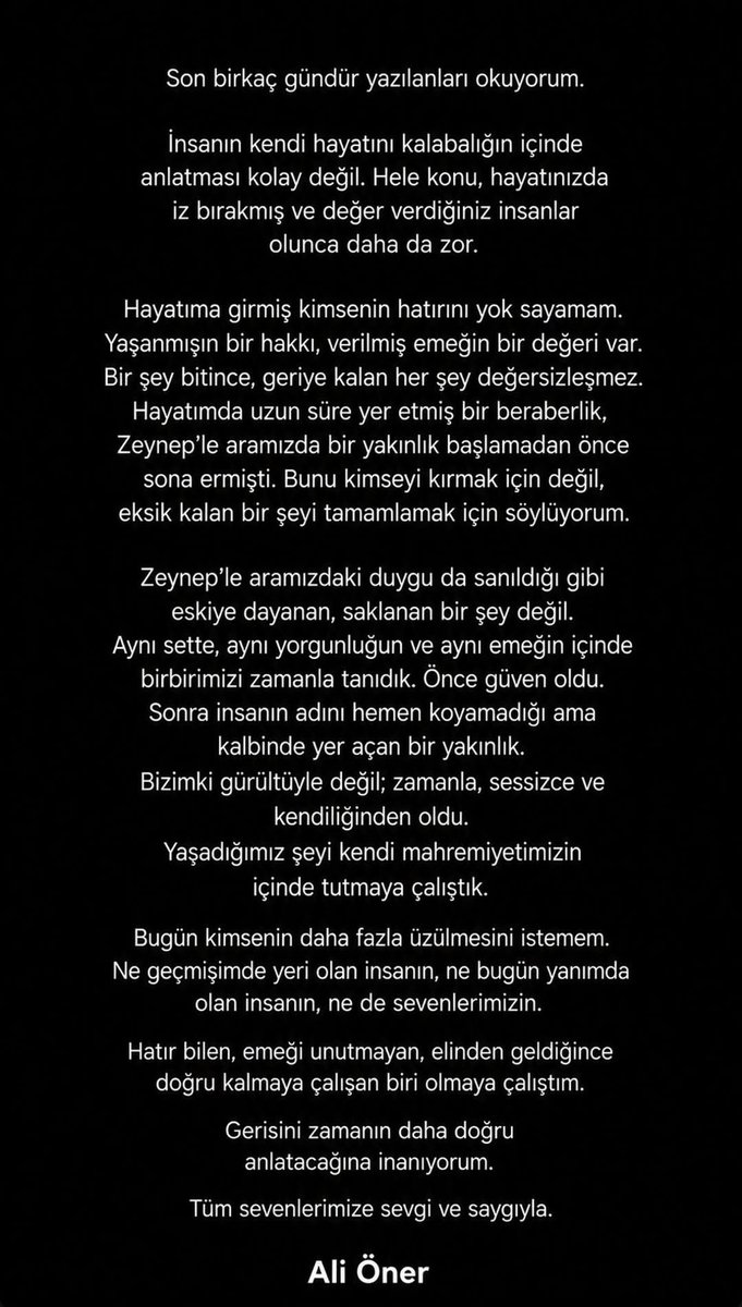 DTural's tweet photo. Taşacak Bu Deniz oyuncusu Ali Öner'den, Zeynep Atılgan açıklaması. 📍

◾️ Hayatıma girmiş kimsenin hatırını yok sayamam. Yaşanmışın bir hakkı, verilmiş emeğin bir değeri var. Bir şey bitince, geriye kalan her şey değersizleşmez. Hayatımda uzun süre yer etmiş bir beraberlik, Zeynep'le aramızda bir yakınlık başlamadan önce sona ermişti. Bunu kimseyi kırmak için değil, eksik kalan bir şeyi tamamlamak için söylüyorum.

◾️ Zeynep'le aramızdaki duygu da sanıldığı gibi eskiye dayanan, saklanan bir şey değil. Aynı sette, aynı yorgunluğun ve aynı emeğin içinde birbirimizi zamanla tanıdık. Önce güven oldu. Sonra insanın adını hemen koyamadığı ama kalbinde yer açan bir yakınlık.