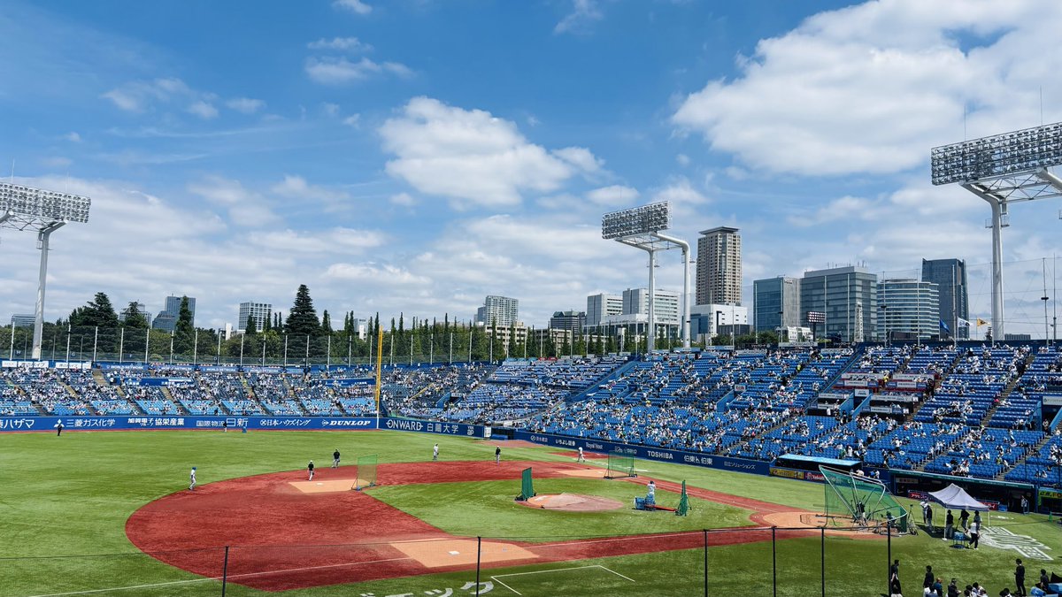 hirokh_shi's tweet photo. 今日は横浜拠点解放を横目に
minちゃん@ohiru_0pm と神宮⚾️❤️‍🔥
ヤクルトファンなのに3塁側取ってくれて優しすぎる😭しかもめっちゃ良い席。
ずっとしゃべっててとても楽しかった🥹💓
さちやの投打見れて感動🥹
(あしたもいきます) https://t.co/V6dPTlrN2P