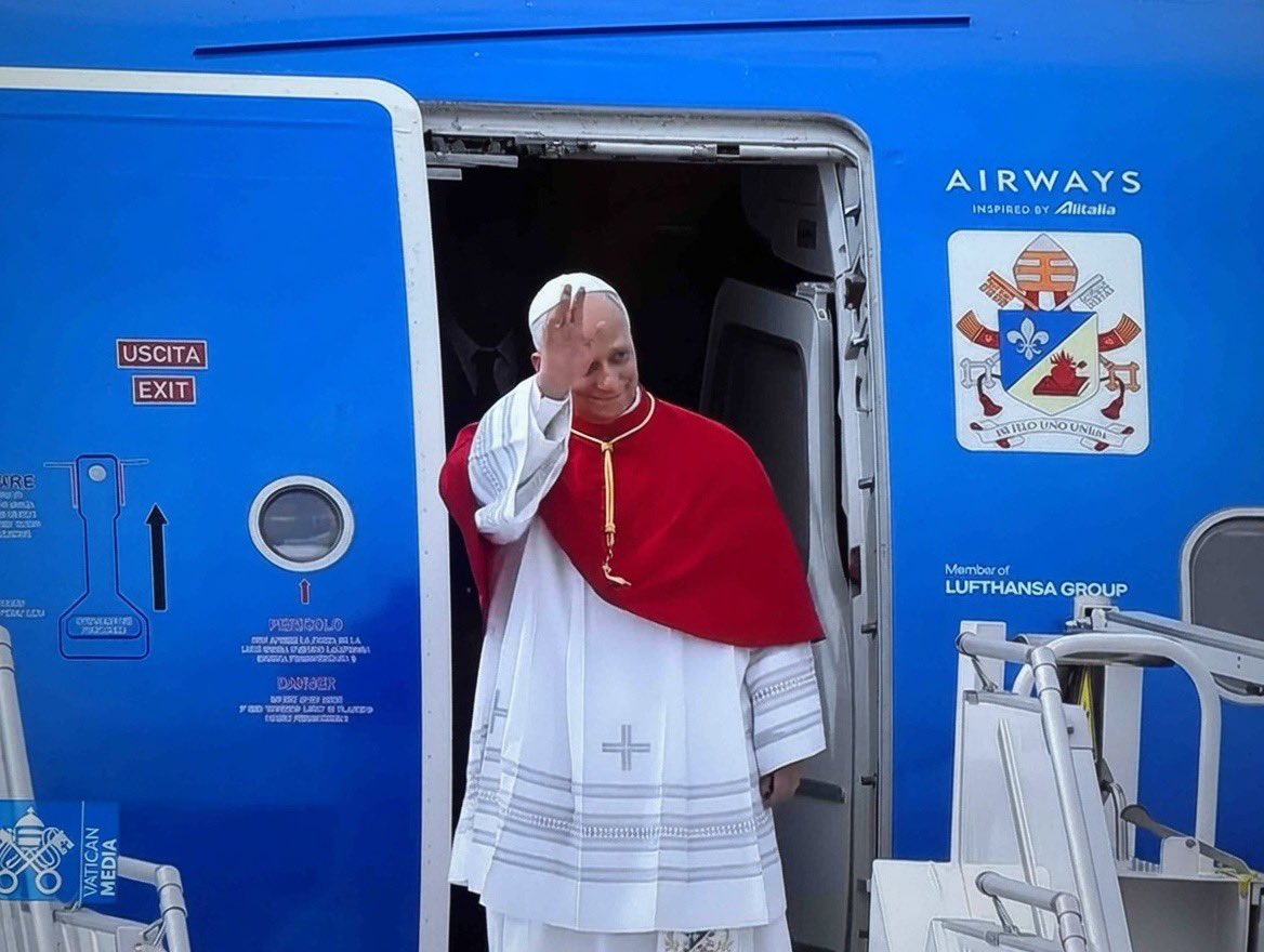 silviojbaez's tweet photo. Acaba de llegar el Santo Padre León XIV a Madrid, España. Le acompañamos con nuestro afecto y oración, deseándole un fecundo peregrinaje pastoral por tierras españolas 🙏🏻.  #PapaLeónXIV https://t.co/oWfpa0jtKh