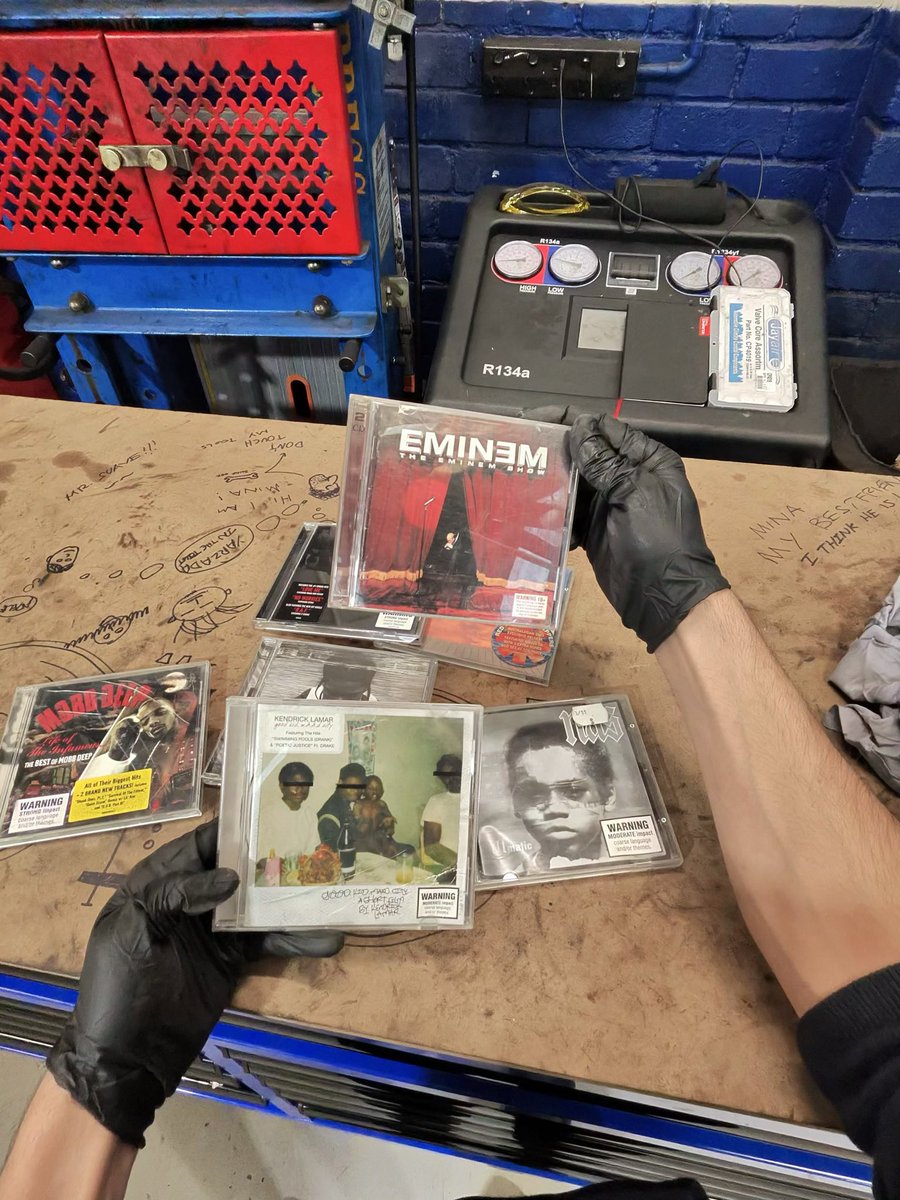 Karudss's tweet photo. 🇦🇺 da hunt bi baska!! alisveris sepetinde terk edilmis zilyon cesit dvd &amp;cd arasindan buldugum efsane albumlerden bikaci.

Mobb Deep - Best of
Nas - Illmatic
Eminem - TheEminemShow
Kendrick Lamar - GKMC
A$ap Rocky - LongLiveAsap
Red Hot Chilli Peppers - Californication
… https://t.co/yhlnsma8rc