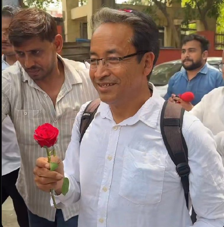 TheGeoMatters's tweet photo. #CJP_ही_AAP_है
Sonam Wangchuk arrives at Jantar Mantar to join the CJP protest.

https://t.co/zQbsZI4NWe

जिसे कॉकरोच धरने के अपडेट्स चाहिए वो उपर वाले चैनल मै ज्वाइन हो सकता है

Share with all the Cockroches https://t.co/72LhdmXYHX