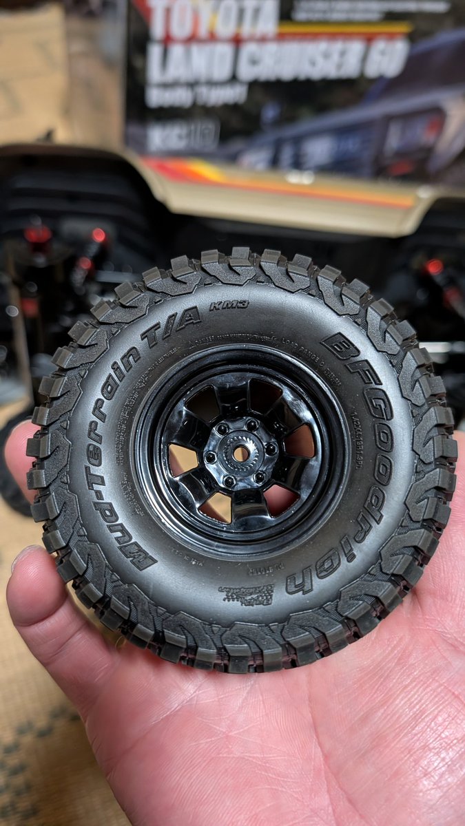 pi9JmBMpnnp5SE6's tweet photo. KC10 ランクル60に履かせるプロライン BFグッドリッチMud-terrain T/A KM3 キター！(*≧▽≦)
組み組み…良い👌レッドラベル…タイヤ柔らかくて自重で潰れるな💦だがロッククローリングでグリップしそ(っ ॑꒳ ॑c)ゎ‹ゎ‹
#京商
#KC10
#ランドクルーザー60
#PROLINE
#BFグッドリッチ
#MudTerrain
#KM3 https://t.co/GD0gemr9Mn