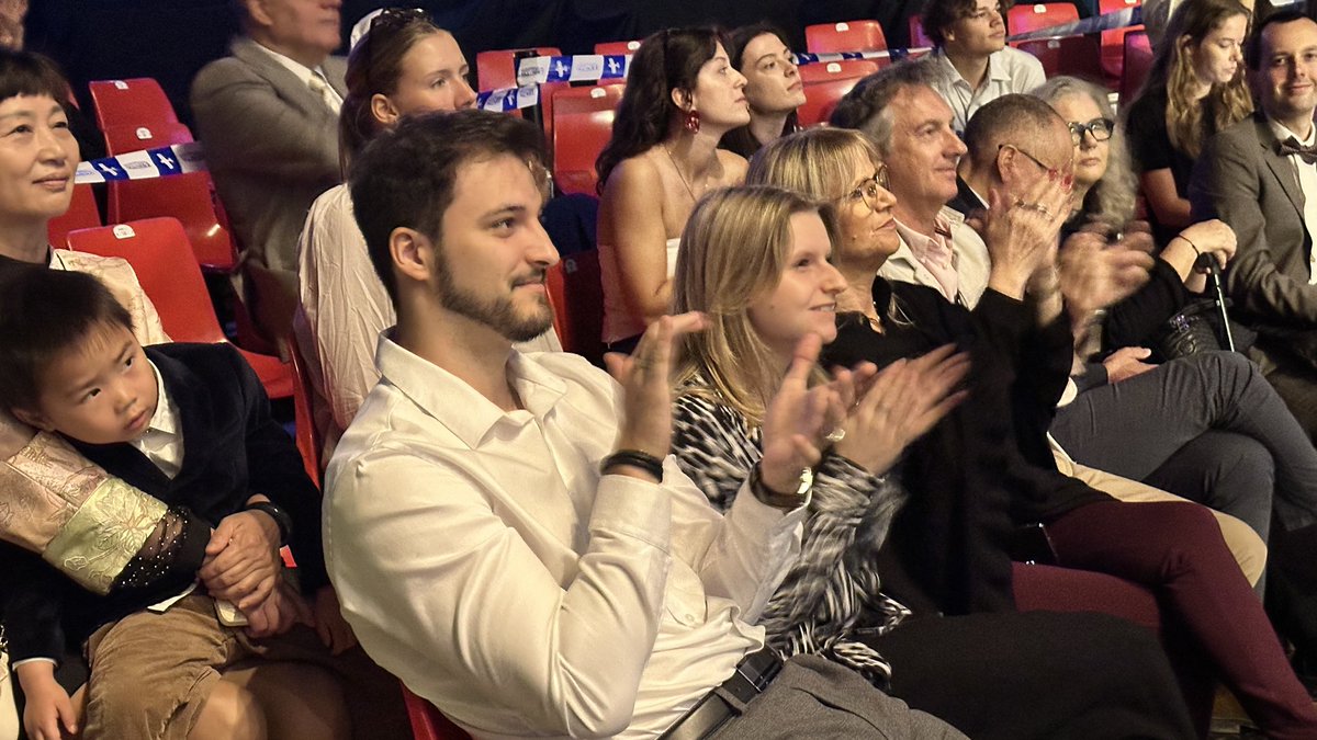 NEOMAbs's tweet photo. #GraduationNEOMA| Le Zenith s’anime : diplômés et familles sont au rendez-vous. 
Bienvenue à tous ! https://t.co/85rYW1TeJ3